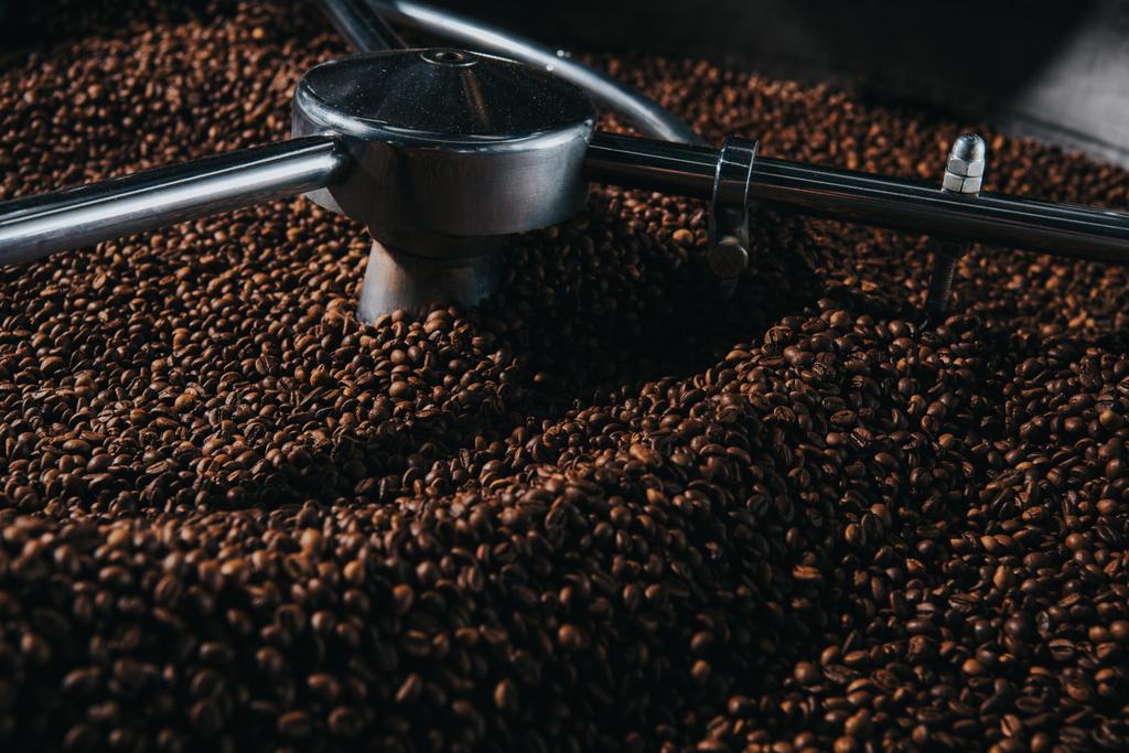 Tostador de café profesional con granos de café tostados frescos
 - Foto, imagen