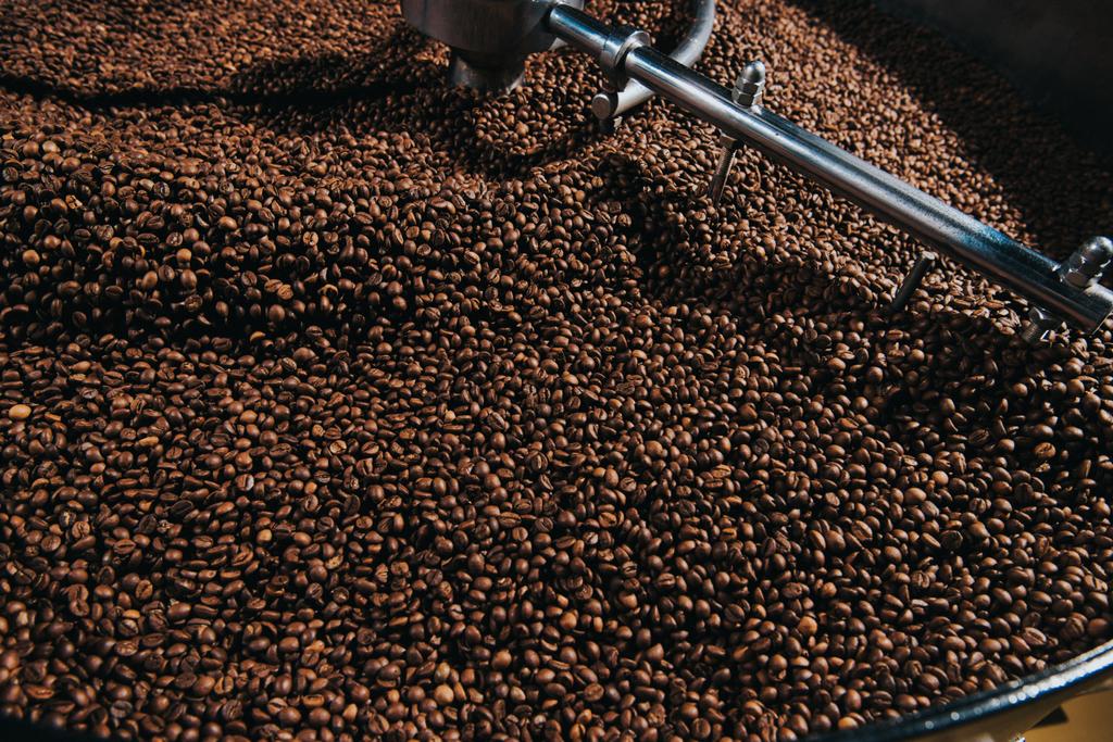 Kaffeebohnen in der industriellen Kaffeeröstung rösten - Foto, Bild