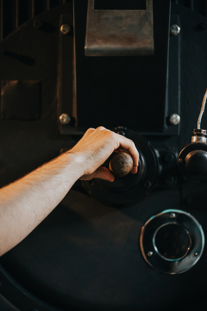 männliche Hand Einstellgriff der Maschine für professionelle Kaffeeproduktion - Foto, Bild