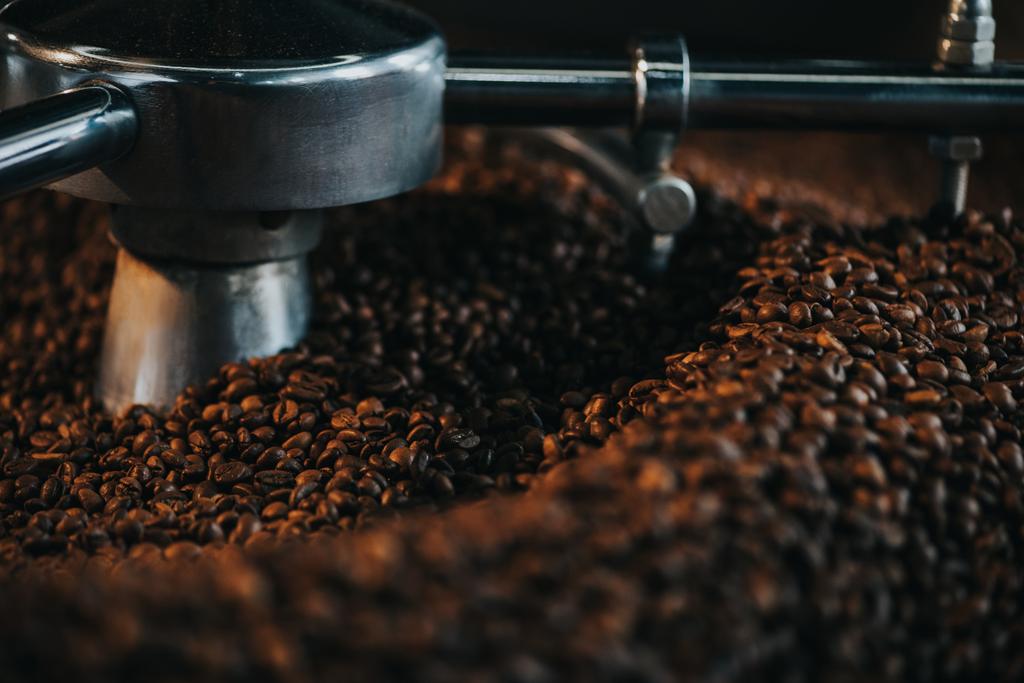 Röst- und Mischprozess im traditionellen Kaffeeröster-Zylinder - Foto, Bild