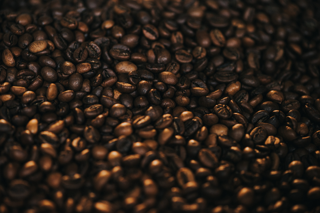 Textuur van koffiebonen na verloop van roosteren - Foto, afbeelding