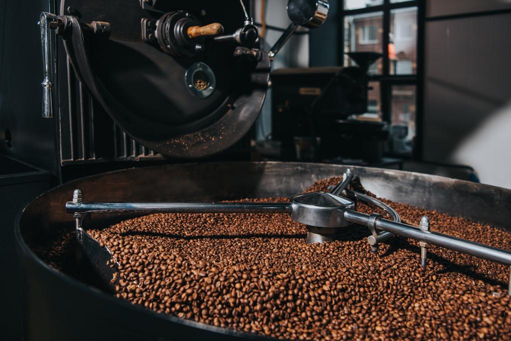 Sisätilojen kahvin tuotannon työpaja työskentelee kahvin paahtaminen kone
 - Valokuva, kuva