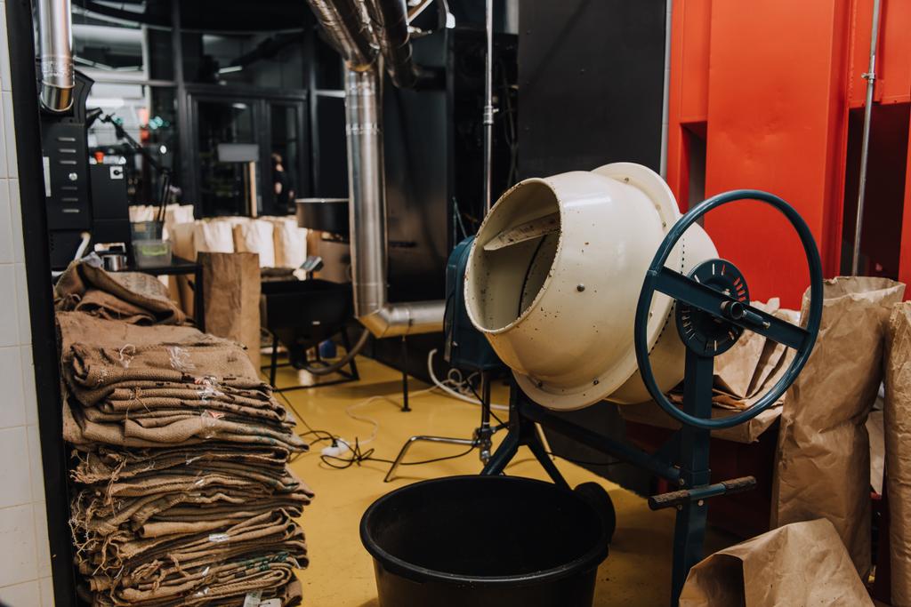 Intérieur de l'atelier de production de café avec équipement industriel et emballage
 - Photo, image