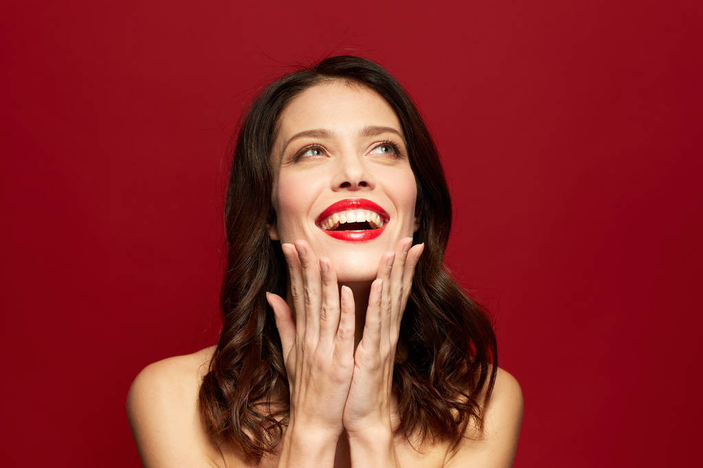 kaunis hymyilevä nuori nainen punaisella huulipunalla
 - Valokuva, kuva