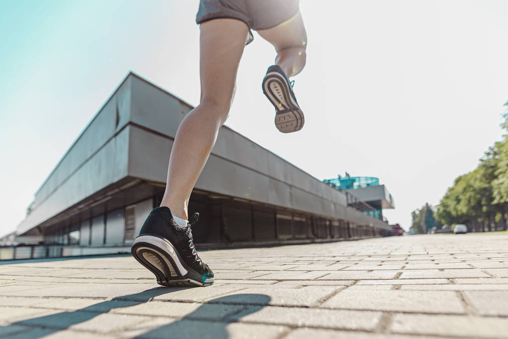 Досить спортивна жінка біжить по місту
 - Фото, зображення