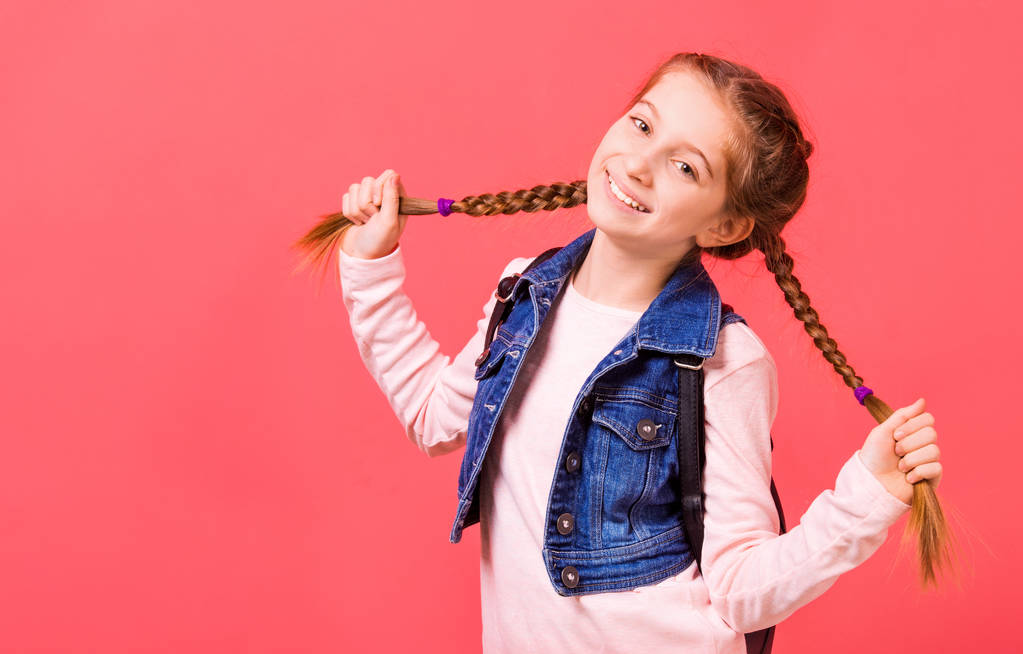 Портрет маленькой девочки с двумя косичками
 - Фото, изображение