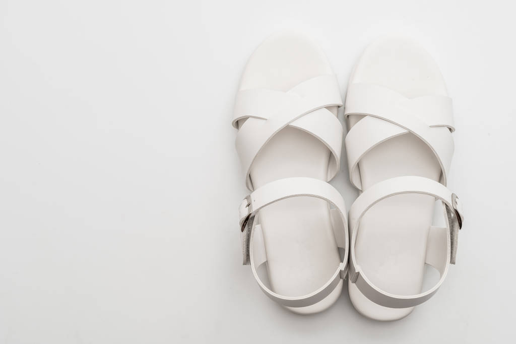 sandálias de couro de mulheres isoladas no fundo branco
 - Foto, Imagem