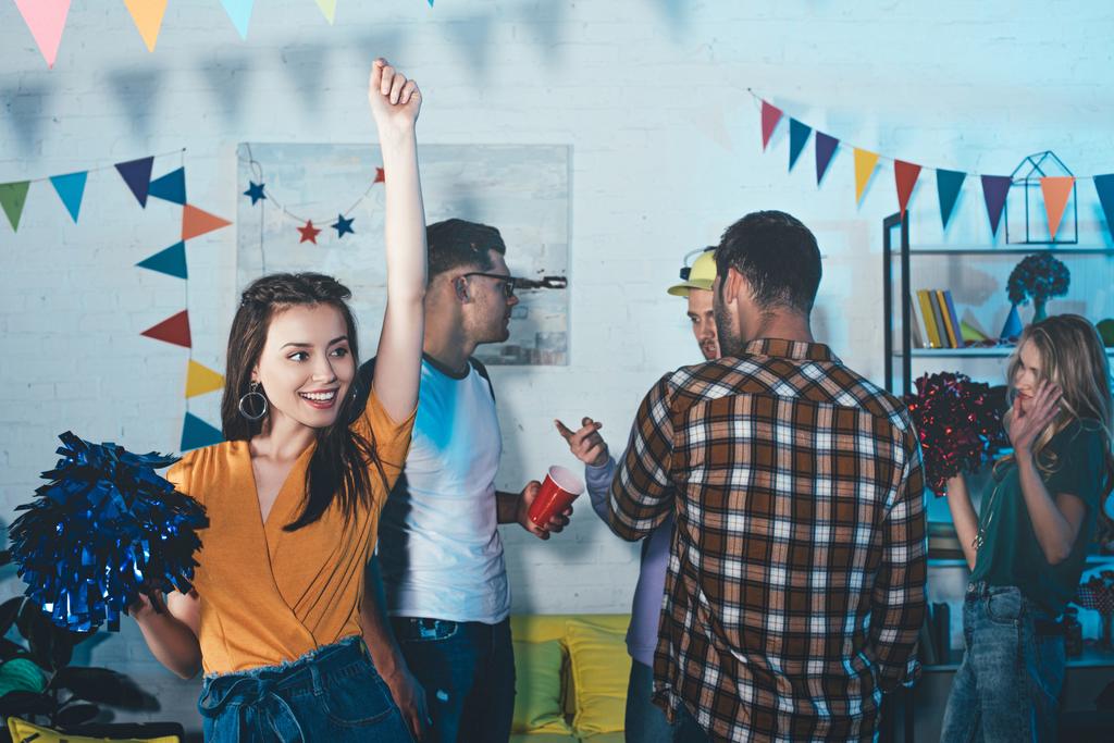 щасливі молоді люди розважаються і вечірки в приміщенні
 - Фото, зображення