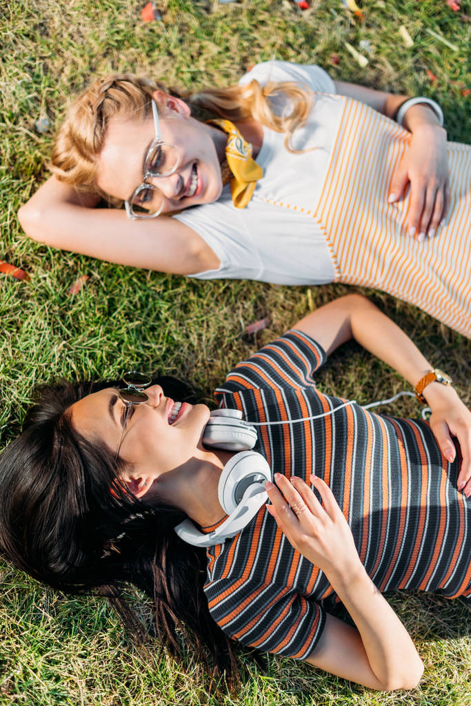 multikulturális fiatal nők pihenő Park zöld füvön mosolyogva - Fotó, kép