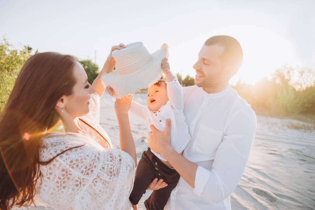 kaunis onnellinen perhe pojan kanssa rannalla
 - Valokuva, kuva