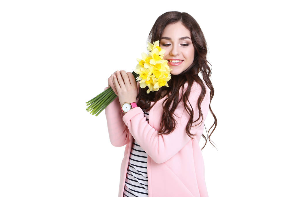 Молода жінка з квітами нарцисів на білому тлі
 - Фото, зображення