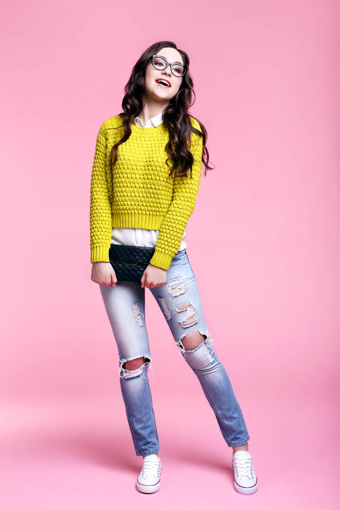 Fiatal nő a divat ruhák rózsaszín háttér - Fotó, kép