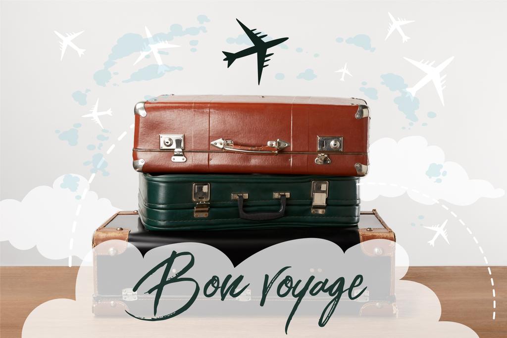 Halmozott régi bőr utazótáskák, repülőgépek és Bon voyage (van egy jó út) inspiráció - Fotó, kép