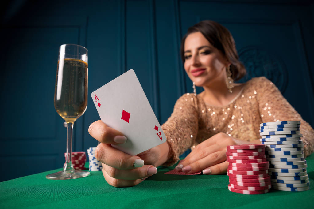 Mooie vrouw spelen in casino - Foto, afbeelding