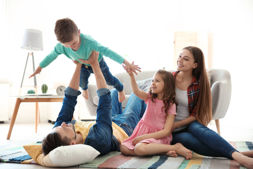 Les jeunes couples passent du temps avec des enfants à la maison. Famille heureuse
 - Photo, image