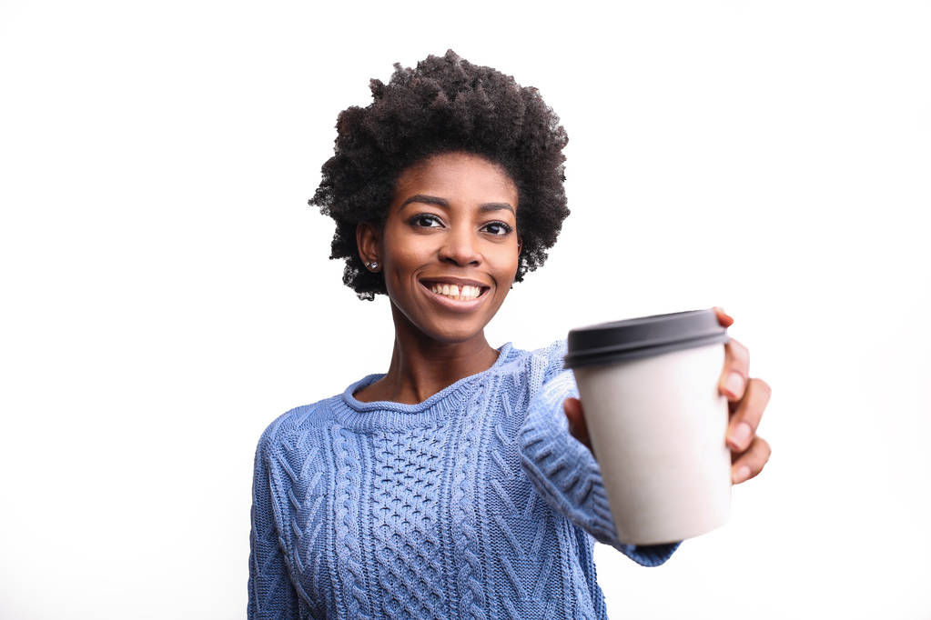 Молодих афро жінка, показуючи їй кава можна піти і посміхається. - Фото, зображення