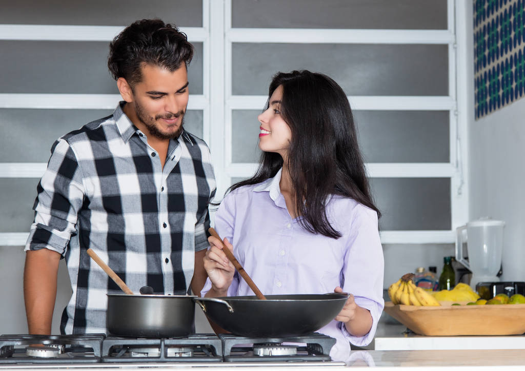 Jovem casal amor cozinhar em casa na cozinha moderna
 - Foto, Imagem