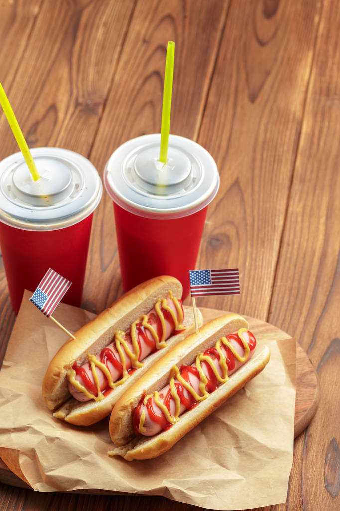 Zavřít pohled Hot dogy na dřevěné pozadí - Fotografie, Obrázek