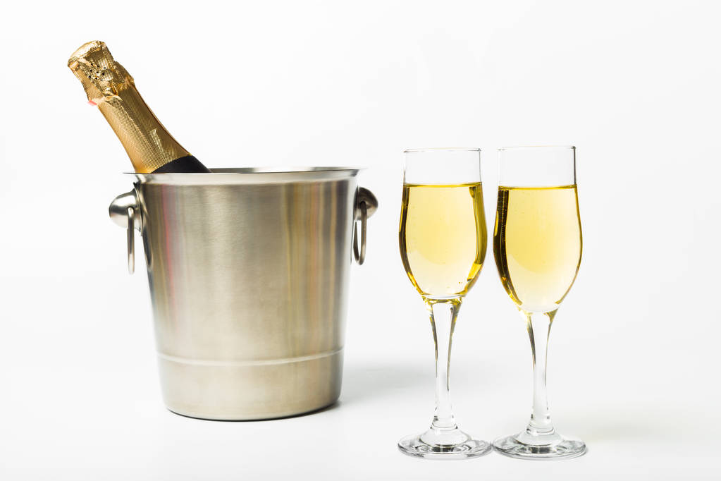 Vista detalhada de garrafa de champanhe e copos no fundo branco
 - Foto, Imagem