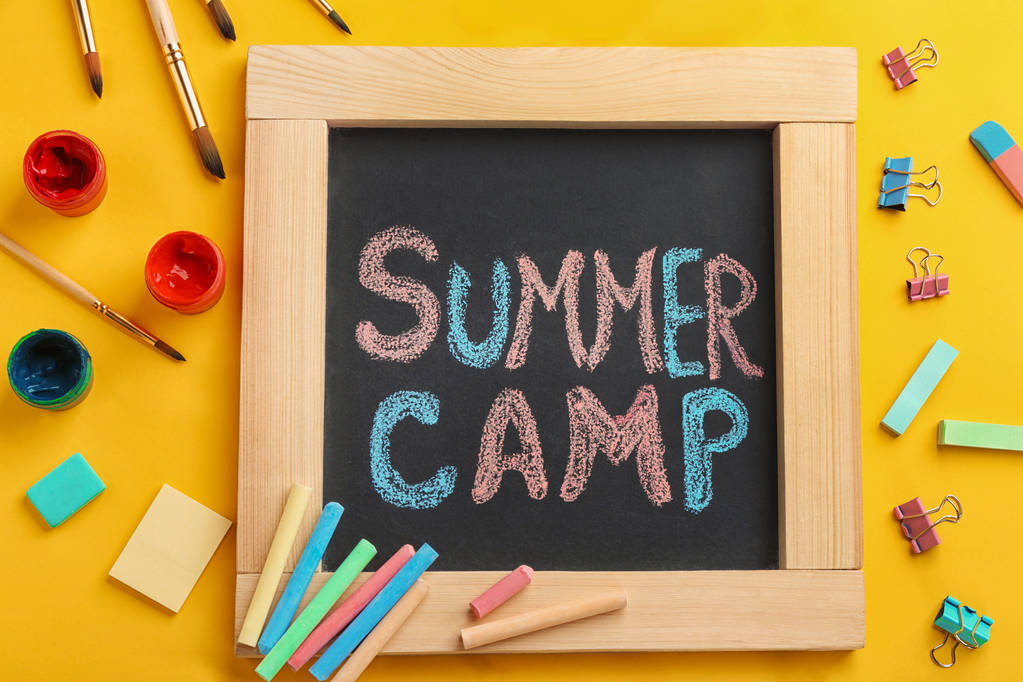 Szöveg "nyári tábor" a kis tábla, színes Kréta, felülnézet - Fotó, kép