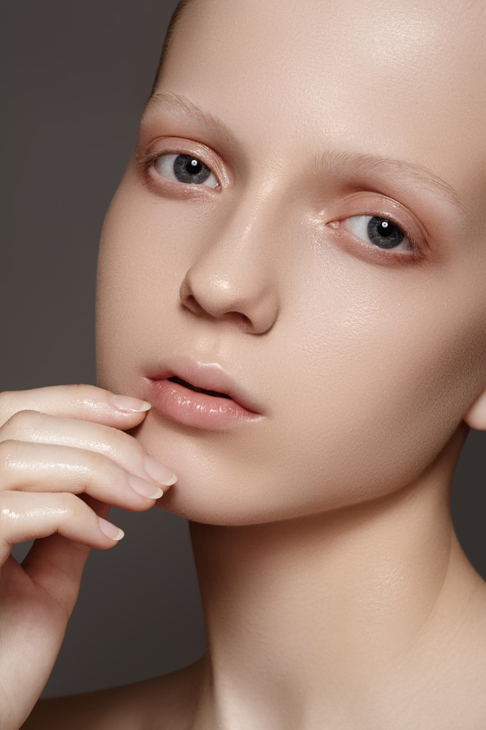 natuurlijke schoonheid close-up portret van mooie jonge vrouw model gezicht met schone huid. Wellness, huidverzorging en natuurlijk make-up - Foto, afbeelding