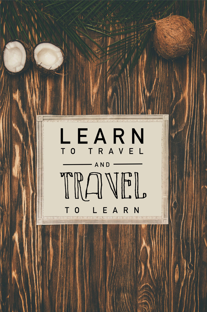 vista superior del mapa vintage y cocos en la superficie de madera con letras "aprender a viajar y viajar para aprender"
  - Foto, Imagen