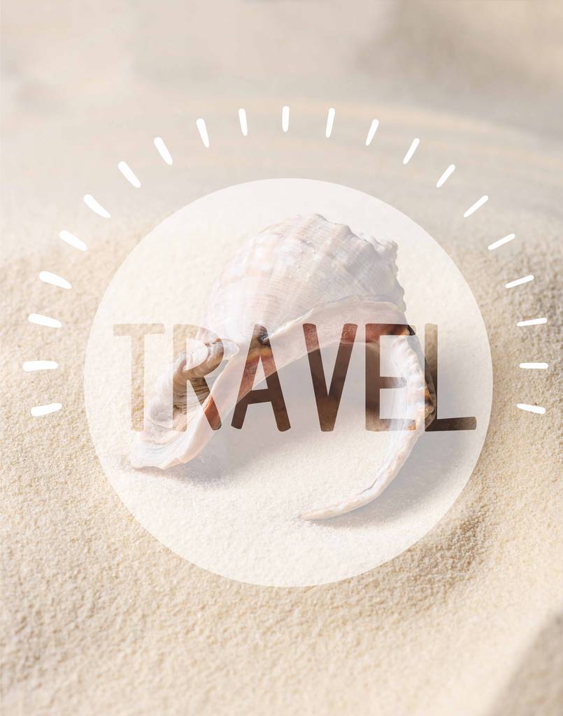 Seashell gevuld met zand op het strand van de zomer met "reizen" belettering - Foto, afbeelding
