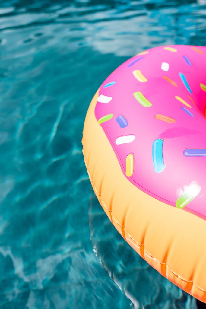 yakın çekim çekim şişme yüzme havuzunda yüzen çörek şeklinde ring - Fotoğraf, Görsel