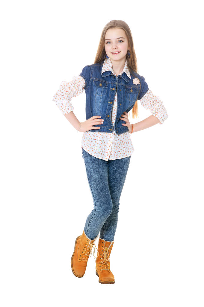 glückliches kleines Mädchen in Jeans posiert isoliert auf weißem Hintergrund - Foto, Bild