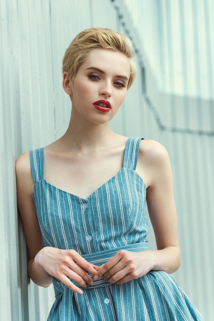 gyönyörű lány pózol trendi kék ruha, rövid haj - Fotó, kép