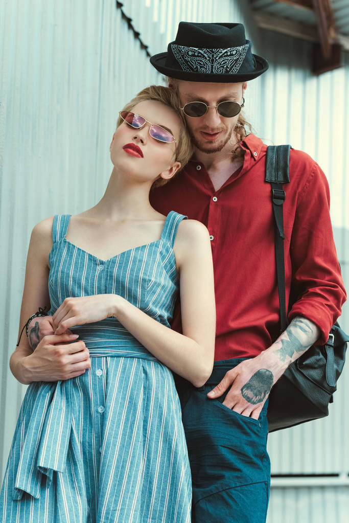 tatuoitu mies ja kaunis tyttöystävä halaus seinään
 - Valokuva, kuva