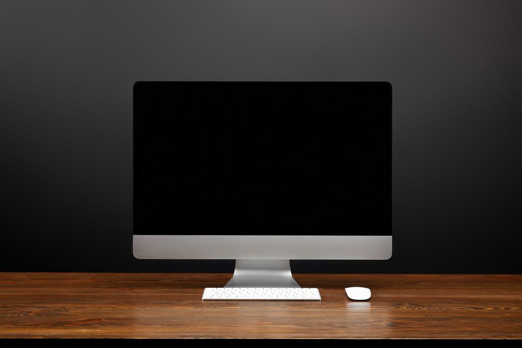 крупним планом дизайн робочого місця з порожнім екраном комп'ютера і комп'ютерною мишкою на дерев'яній стільниці
 - Фото, зображення