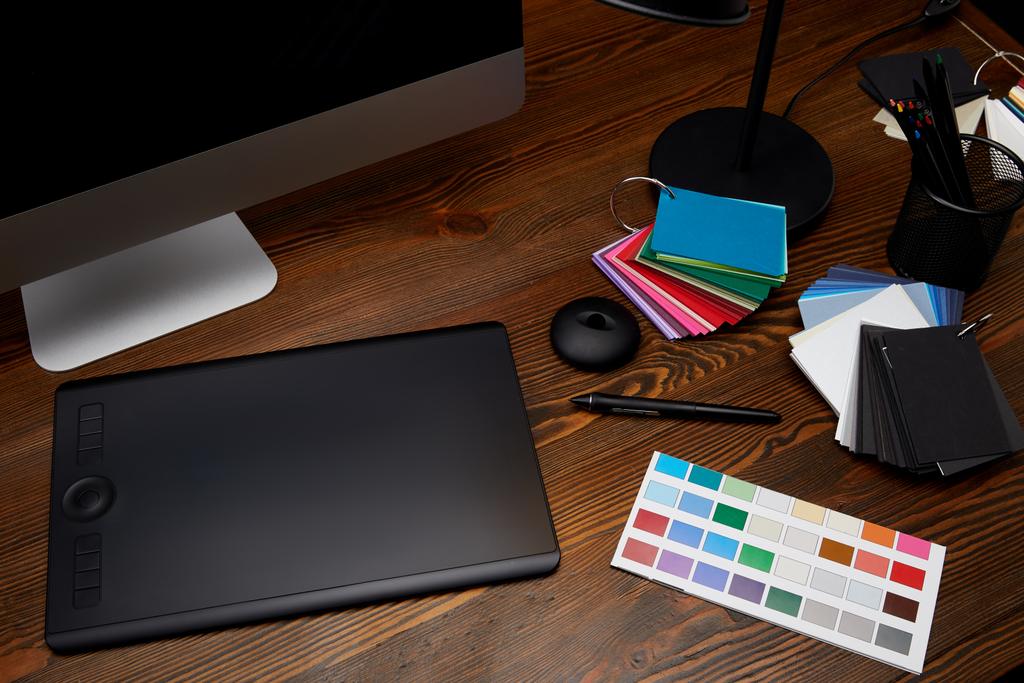 Zamknij widok graficzny projektant miejsca pracy z kolorowych palet, ekran komputera i tabletu graficznego na powierzchni drewnianych - Zdjęcie, obraz