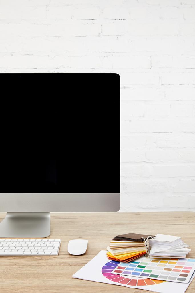 Detailní zobrazení návrháře pracovního prostoru s palet, prázdný počítač obrazovky klávesnice na dřevěný povrch - Fotografie, Obrázek