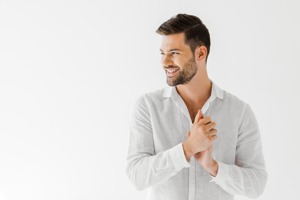 вид сбоку улыбающегося человека в льняной белой рубашке, изолированной на сером фоне
  - Фото, изображение