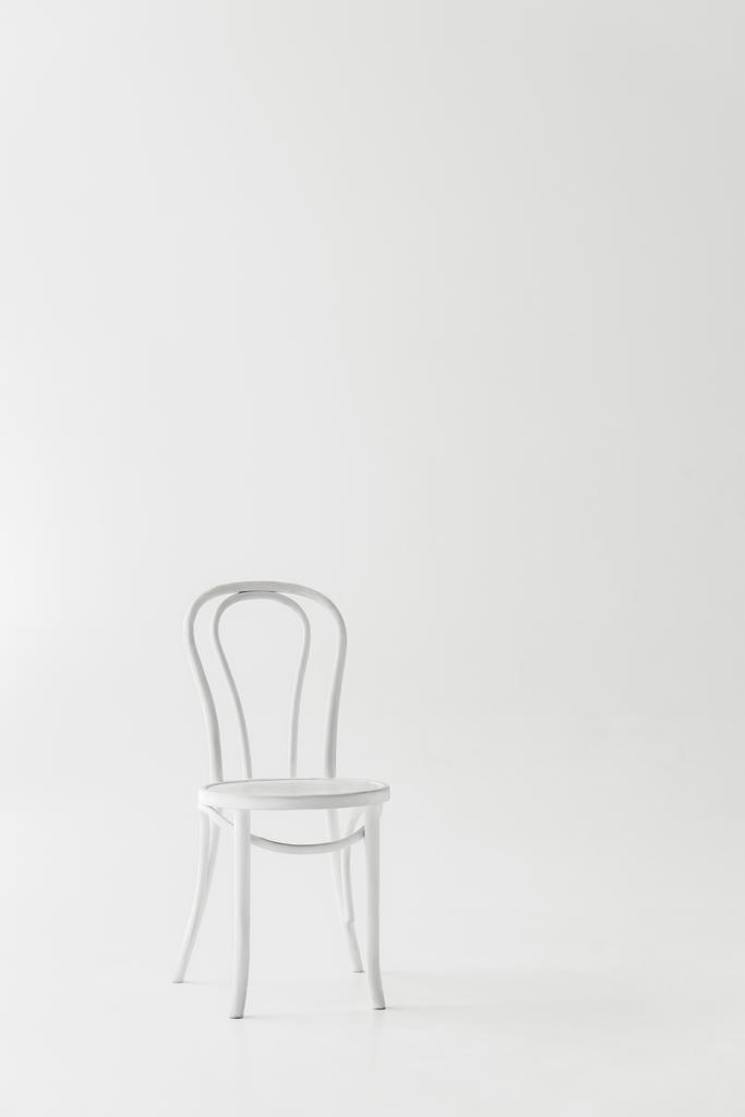 πρόσοψη λευκή καρέκλα που απομονώνονται σε γκρι φόντο  - Φωτογραφία, εικόνα