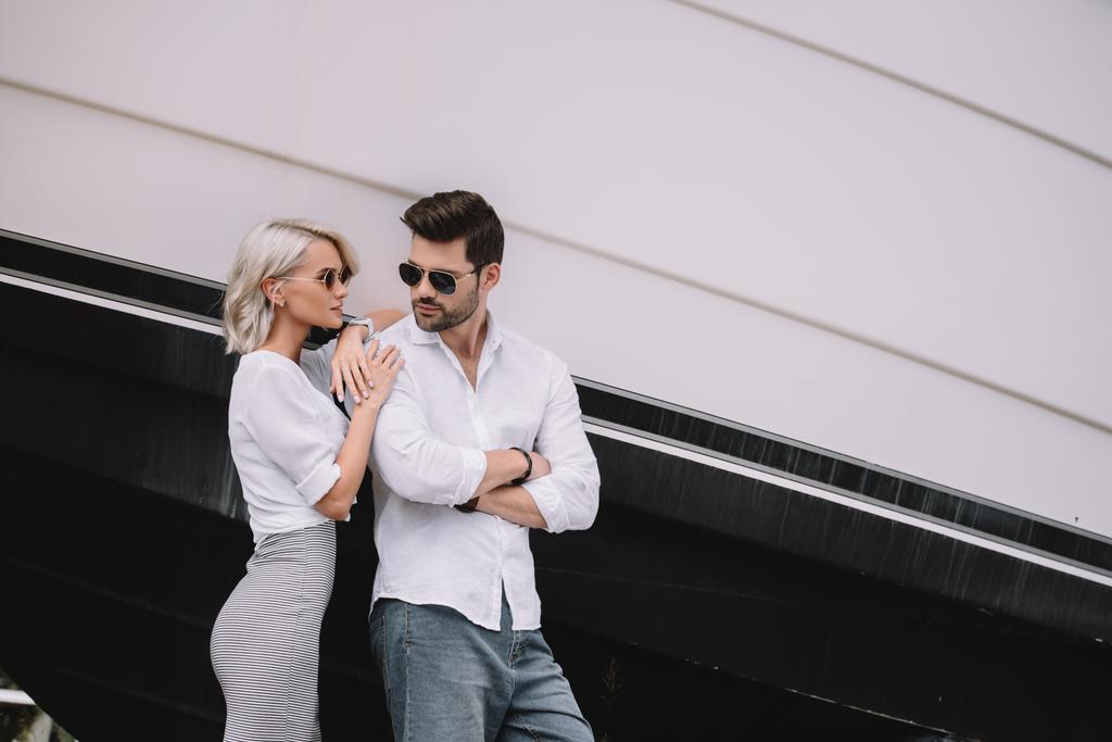 schönes stylisches junges Paar mit Sonnenbrille steht zusammen auf Jacht - Foto, Bild