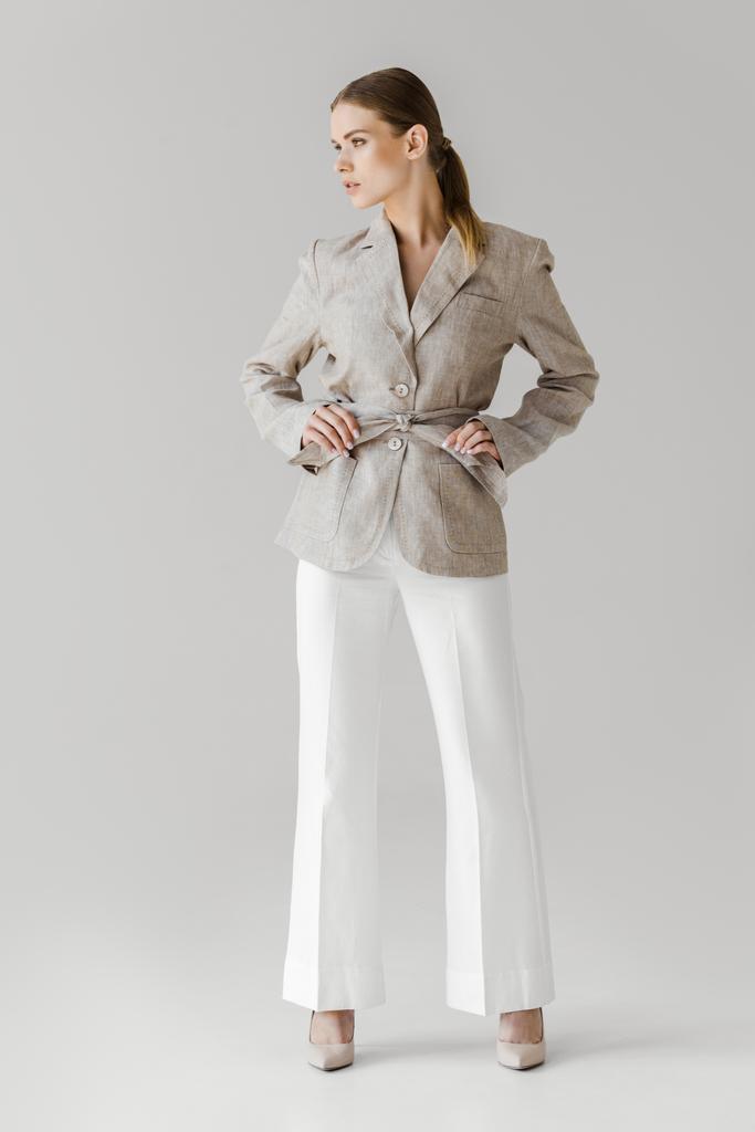 trendy jonge vrouw in vintage kleding op wit - Foto, afbeelding