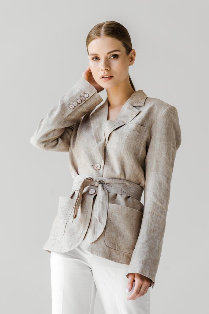 красивая молодая женщина в стильной винтажной куртке, глядя на камеру, изолированную на белом
 - Фото, изображение