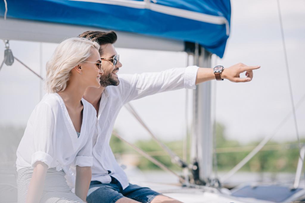 boldog, fiatal pár keres el közben elbeszélgettünk a jacht napszemüveg - Fotó, kép