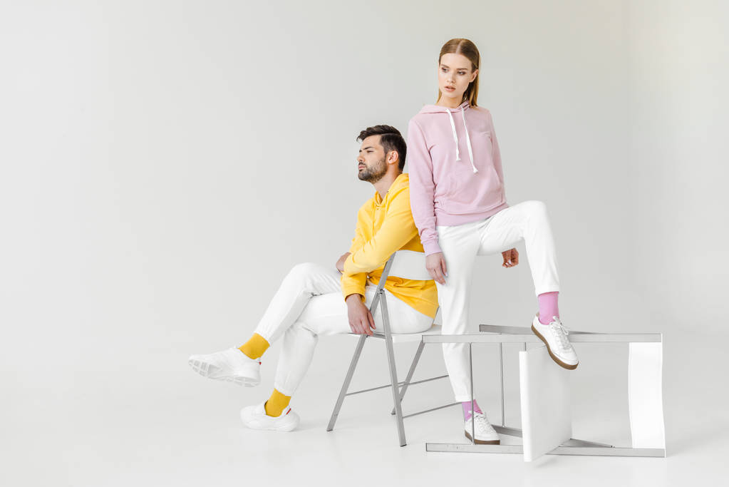 白地にピンクと黄色のパーカーで若い男性と女性のモデル - 写真・画像