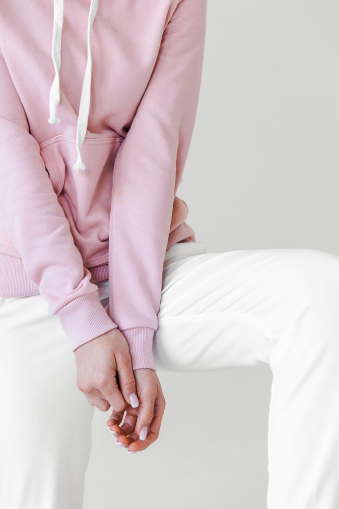 обрізаний знімок жінки в рожевому светрі ізольований на білому
 - Фото, зображення