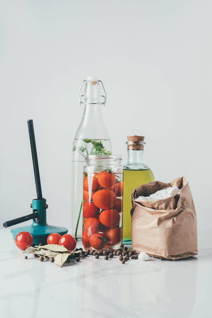 інгредієнти для приготування консервованих помідорів на кухонному столі
 - Фото, зображення