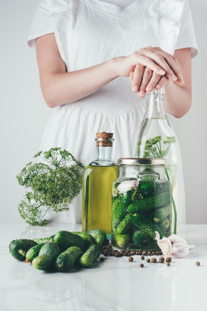 körülvágott kép nő, előkészítése, tartósított uborka konyha - Fotó, kép