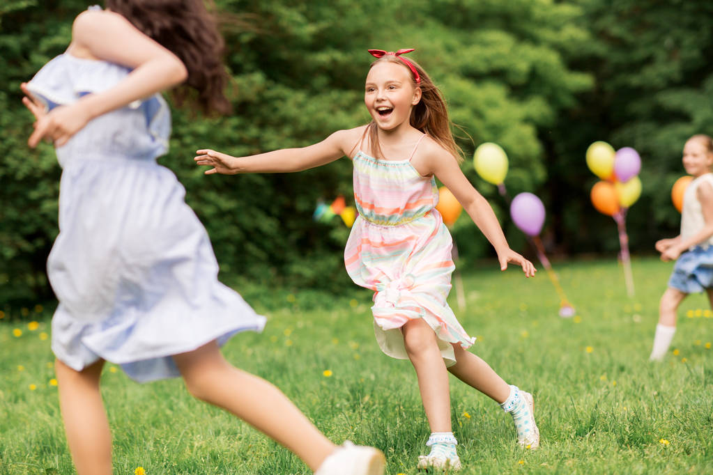 barátság, gyermekkori, szabadidős és emberek koncepció - boldog lányok vagy a tag játék: születésnapi party a parkban nyári meg - Fotó, kép