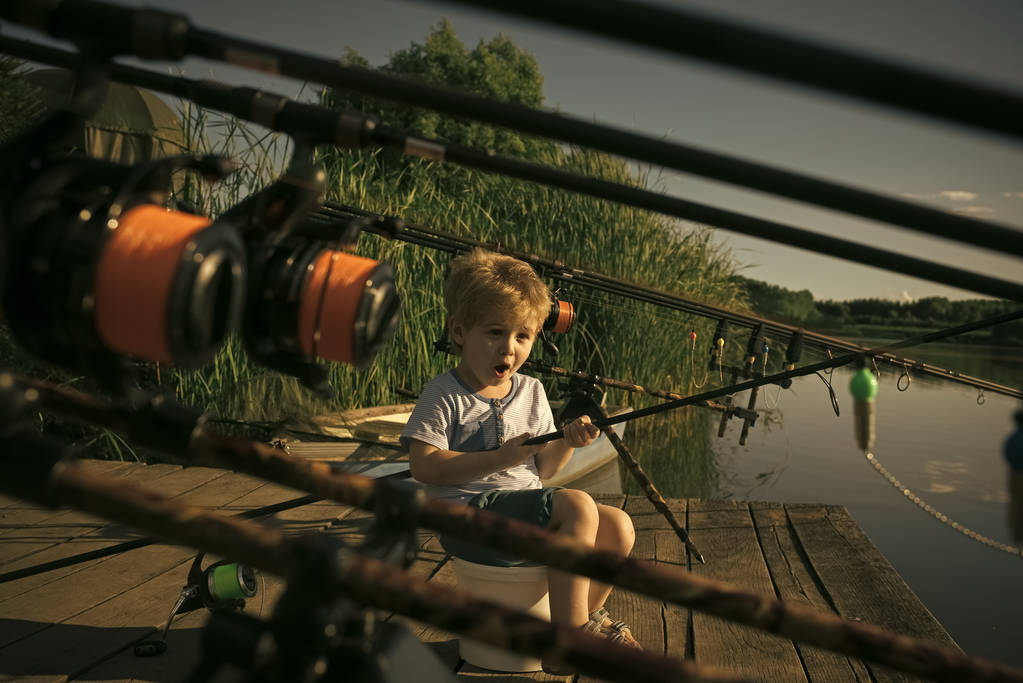 το παιδί είναι η αλιεία. Χαριτωμένο μικρό αγόρι, ψάρεμα στη λίμνη - Φωτογραφία, εικόνα