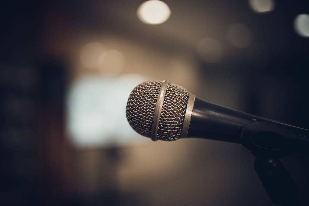μικρόφωνο σε συναυλία αίθουσα ή διάσκεψης δωμάτιο μαλακό και θαμπάδα στυλ - Φωτογραφία, εικόνα