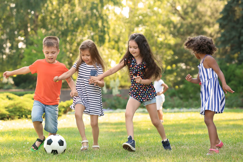 Милі маленькі діти грають у футбол на відкритому повітрі
 - Фото, зображення