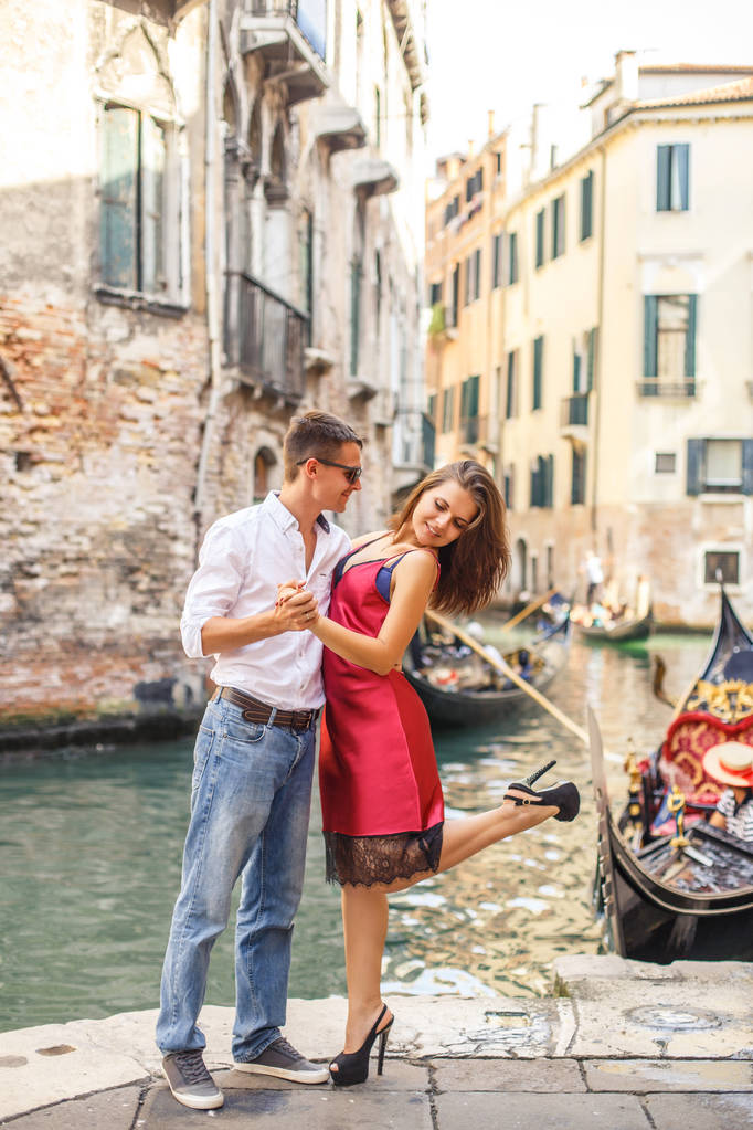 Jeune homme embrassant sa petite amie sur le quai du canal à Venise
 - Photo, image