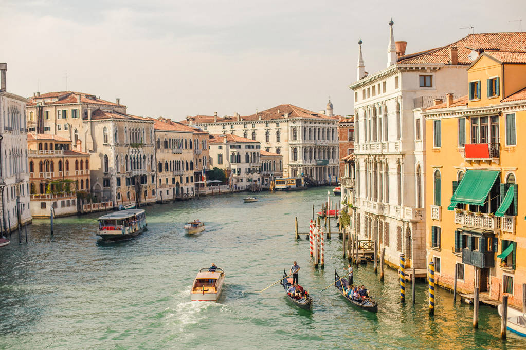 VENECIA, ITALIA - 11 DE SEPTIEMBRE DE 2016: Canal lleno de barcos, góndolas y embarcaciones de turismo
 - Foto, Imagen